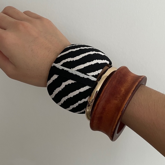 H&M bracelet set (like new) - Picture 4 of 5